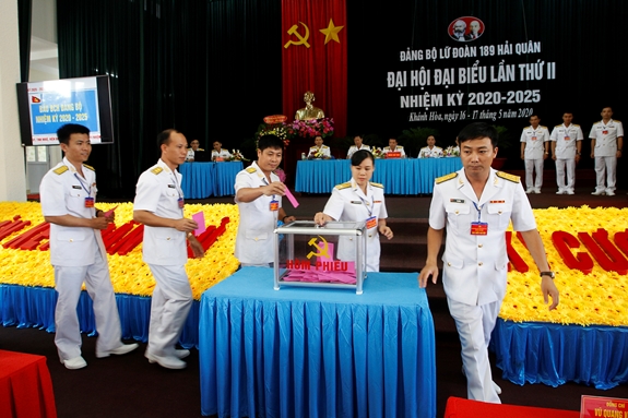 Các đại biểu bỏ phiếu tại đại hội.